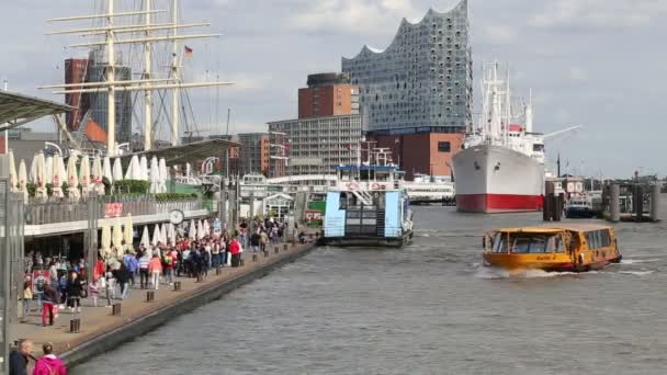 Trajektová Loď Cestujícími Pluje Řece Labi Hamburku Německo Října 2019 — Stock video
