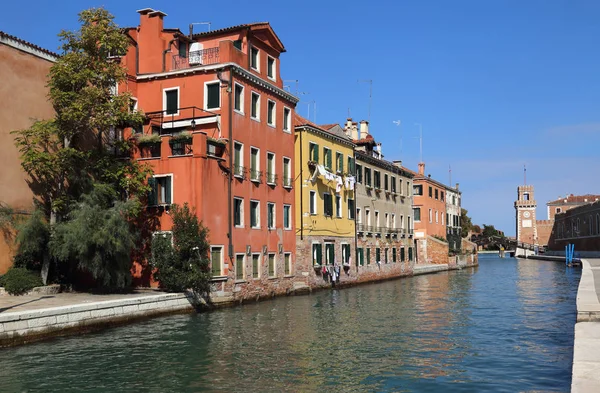 Maisons le long d'un canal à Venise, Italie — Photo