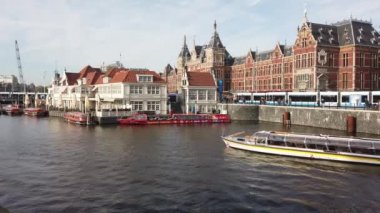 Amsterdam, Hollanda - 21 Ekim 2019: Amsterdam Kanalı 'nda turistlerle dolu bir tur teknesi Amsterdam, Hollanda' da tarihi binalar ve sonbahar ağaçları ile 21 Ekim 2019 'da denize açıldı.