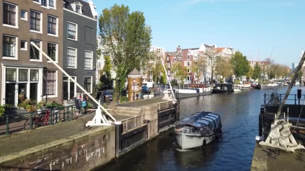 Amsterdam Nizozemí Října 2019 Turistický Člun Turisty Pluje Amsterdamském Průplavu — Stock video