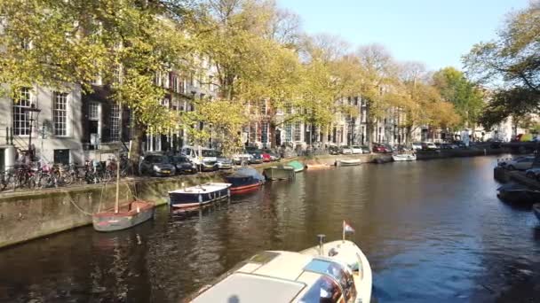 Amsterdam Oktober 2019 Tourboat Met Toeristen Vaart Amsterdams Kanaal Met — Stockvideo