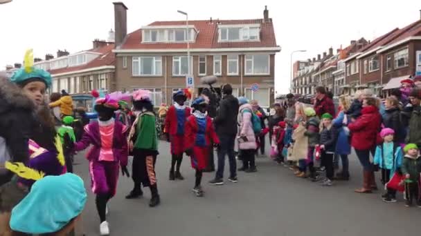 사람들은 네덜란드 헤이그에서 2019 니콜라스 퍼레이드에 참여하고 스톡 푸티지