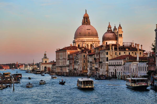 Ferry boten in Venetië, Italië — Stockfoto