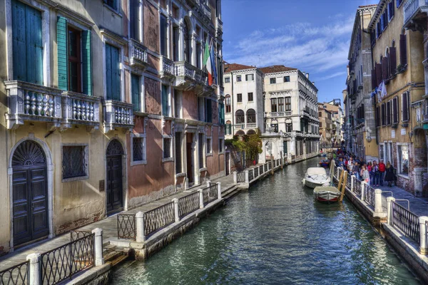 Οι τουρίστες περπατούν κατά μήκος της διώρυγας στη Βενετία, Ιταλία — Φωτογραφία Αρχείου