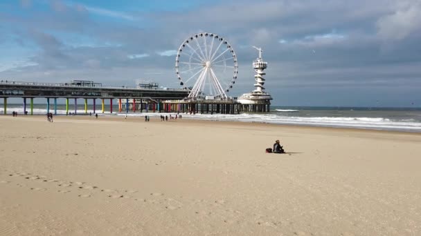 Stranden Och Havet Och Ett Gigantiskt Pariserhjul Haag Nederländerna Den — Stockvideo