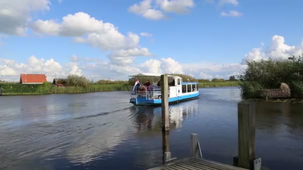 Kinderdijk Holanda Agosto 2017 Barco Com Turistas Navega Kinderdijk Holanda — Vídeo de Stock