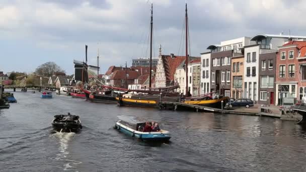 オランダのライデンにある歴史的建造物のある運河でボートを漕ぐ — ストック動画