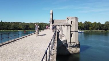 İnsanlar 28 Eylül 2019 'da Avignon' un ünlü köprüsünde Rhone Nehri 'ni geçerek Avignon, Fransa' da yelken açtılar.