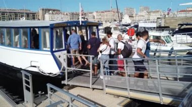 27 Eylül 2019 'da Fransa' nın Marsilya limanındaki feribot ve yolcular.