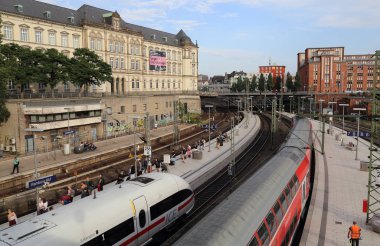 Hamburg, Almanya 'daki Hamburg tren istasyonunda trenler
