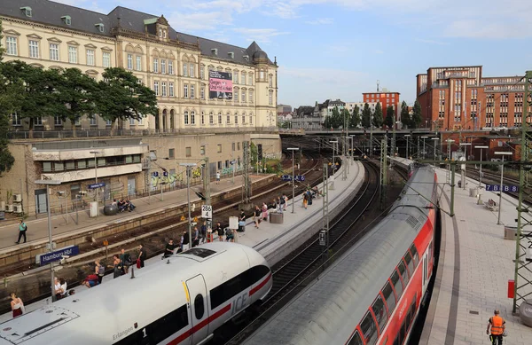 Comboios em Hamburgo estação ferroviária em Hamburgo, Alemanha — Fotografia de Stock