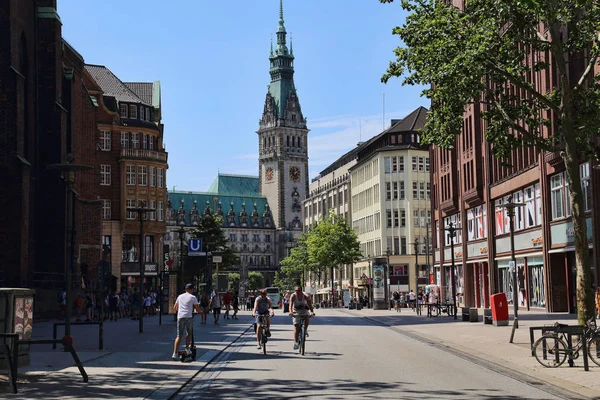 Lidé na kole v Hamburku, Německo — Stock fotografie