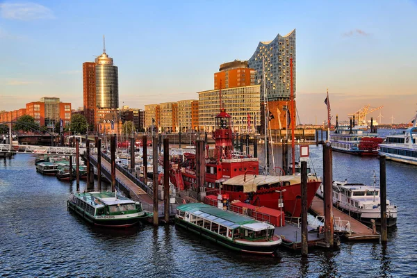 Old harbor and modern buildings in Hamburg, Germany — Stock Photo, Image