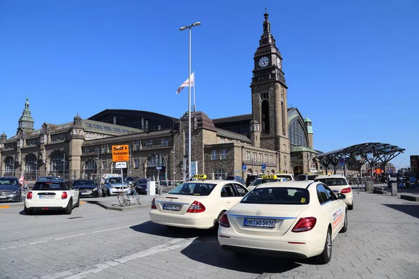 Táxis na estação ferroviária de Hamburgo, na Alemanha — Fotografia de Stock