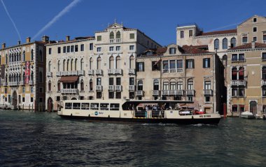 İtalya, Venedik 'teki Büyük Kanal' da feribot.