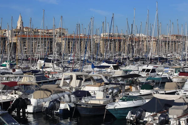 Yachts in the old harbor of Marseille in France — Stock Photo, Image