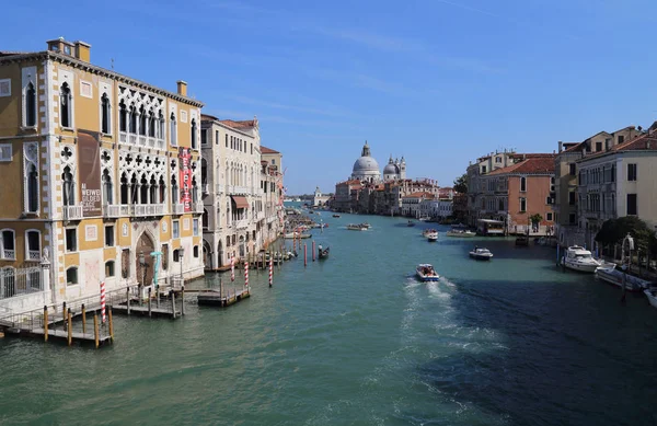 Bateaux sur le Grand Canal à Venise, Italie — Photo