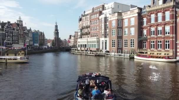 Barco Turístico Com Turistas Navega Canal Amsterdã Com Edifícios Históricos — Vídeo de Stock