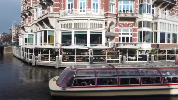 Tourboat Tourists Sails Amsterdam Canal Historical Buildings Autumn Trees Amsterdam — Vídeos de Stock