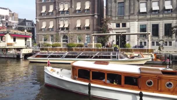 Barco Turístico Com Turistas Navega Canal Amsterdã Com Edifícios Históricos — Vídeo de Stock