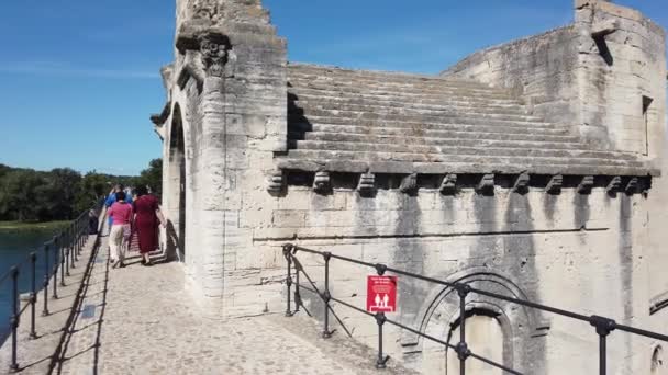 Mensen Brug Van Avignon Boot Passeren Rone Rivier Avignon Frankrijk — Stockvideo