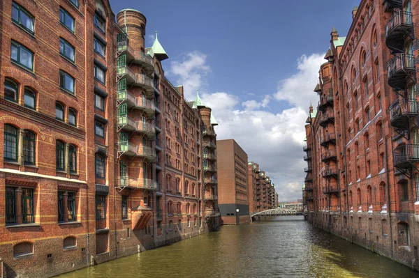 Канал и склады в Гамбурге, Германия — стоковое фото