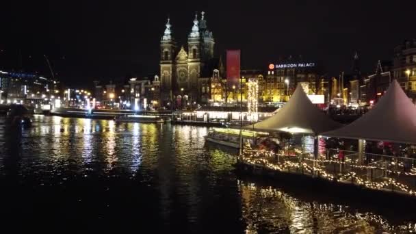 Łódź Wycieczkowa Turystami Płynie Kanale Amsterdam Historycznymi Budynkami Amsterdamie Holandia — Wideo stockowe