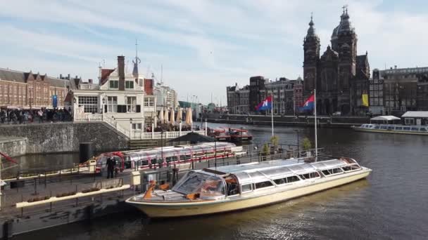 Tourboat Met Toeristen Vaart Amsterdam Kanaal Met Historische Gebouwen Amsterdam — Stockvideo