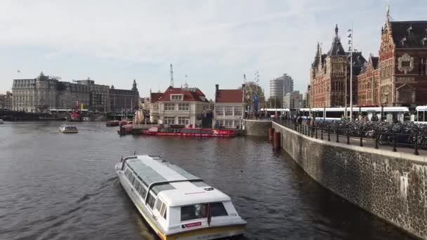 Tourboat Tourists Sails Amsterdam Canal Historical Buildings Amsterdam Países Bajos — Vídeos de Stock
