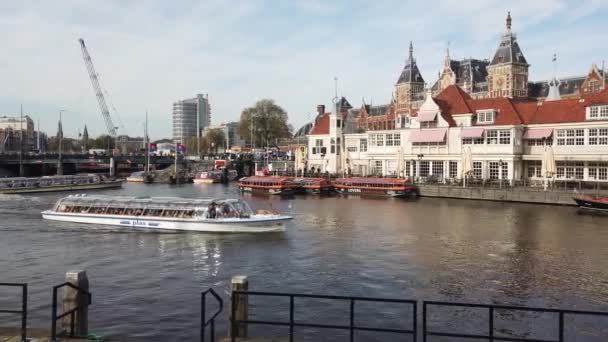 Tourboat Tourists Sails Amsterdam Canal Historical Buildings Amsterdam Países Bajos — Vídeos de Stock