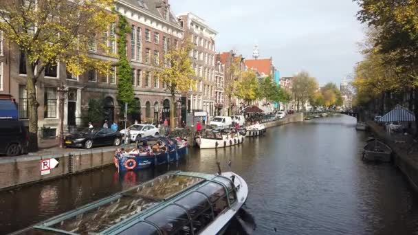 Tourboat Tourists Sails Amsterdam Canal Historical Buildings Amsterdam Ολλανδία October — Αρχείο Βίντεο