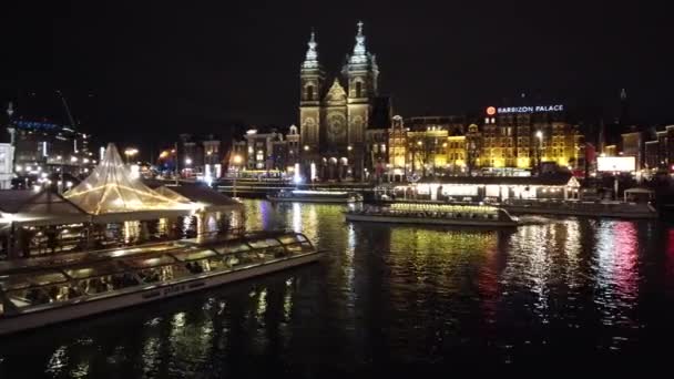 Amsterdam Niederlande 2019 Ausflugsschiff Fährt Einem Kanal Mit Beleuchteter Kirche Videoclip