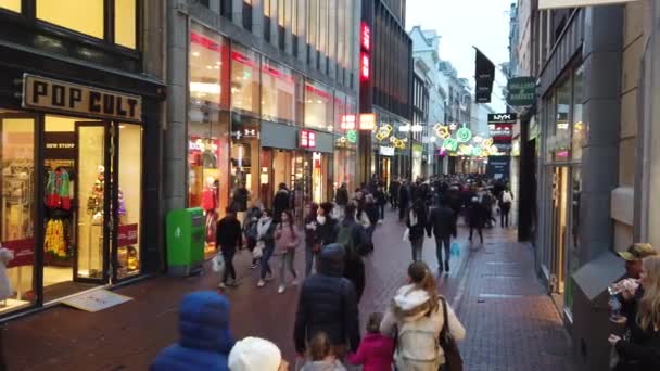 Amsterdam Paesi Bassi Dicembre 2019 Shopping Negozi Illuminati Nella Kalverstraat — Video Stock