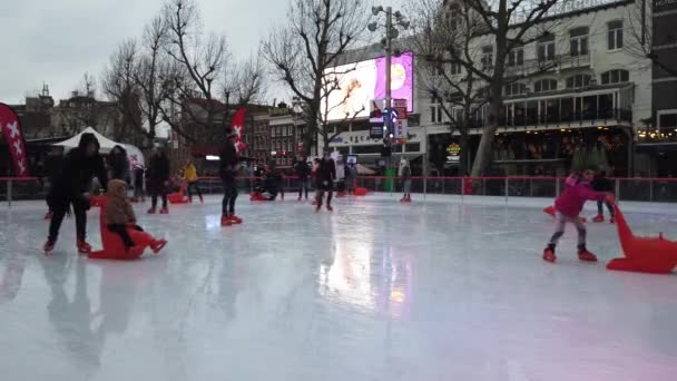Korcsolyázók Egy Jégpályán Közép Amszterdamban Hollandiában 2019 December — Stock videók