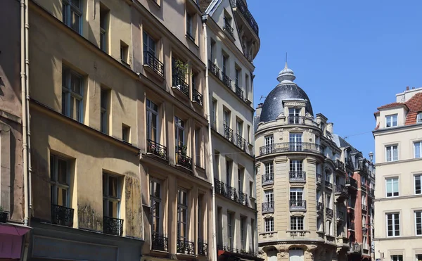Apartment buildings in Paris, France — Stock Photo, Image
