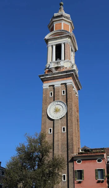 Torony egy templom Velence, Olaszország — Stock Fotó