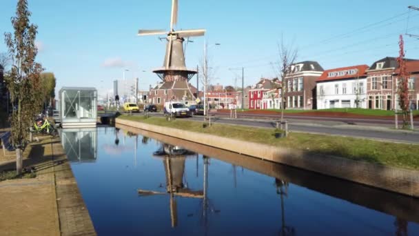 Eléctricos Outros Trens Por Canal Moinho Vento Tradicional Delft Holanda Filmagem De Bancos De Imagens Sem Royalties