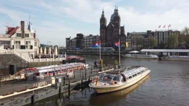 Amsterdam Kanalı 'nda turistlerle dolu bir tur teknesi, Amsterdam, Hollanda' da tarihi binalarla 21 Ekim 2019 'da denize açılıyor.