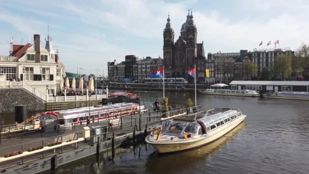 2019年10月21日 载有游客的观光船在阿姆斯特丹运河航行 船上的历史建筑位于荷兰阿姆斯特丹 — 图库视频影像