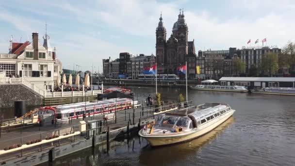 Barco Turístico Com Turistas Navega Canal Amsterdã Com Edifícios Históricos — Vídeo de Stock