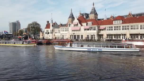 Tourboat Met Toeristen Vaart Amsterdam Kanaal Met Historische Gebouwen Amsterdam Stockvideo