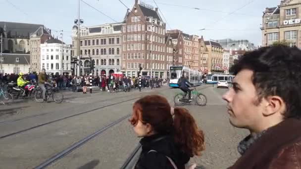 Spårvagnar Och Människor Som Handlar Damtorget Centrala Amsterdam Nederländerna Den Stockfilm