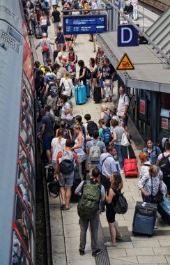 Hamburg, Almanya - 29 Haziran 2019: 29 Haziran 2019 'da Almanya' nın Hamburg kentindeki merkez tren istasyonundan trene binen insanlar