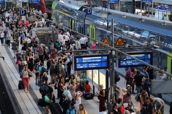 Hamburg Niemcy Czerwca 2019 Ludzie Czekający Pociągi Peronach Głównego Dworca — Zdjęcie stockowe