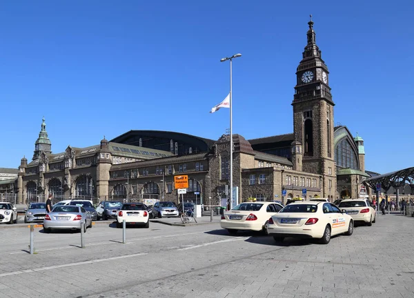 Hamburgo Alemanha Junho 2019 Táxis Pessoas Andando Frente Estação Ferroviária — Fotografia de Stock