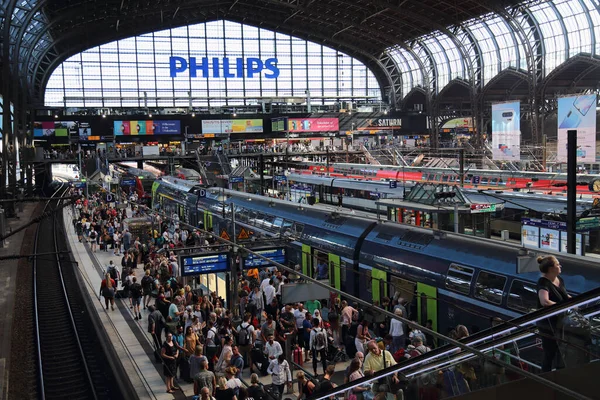 Hamburg Niemcy Czerwca 2019 Ludzie Czekający Pociągi Peronach Głównego Dworca — Zdjęcie stockowe