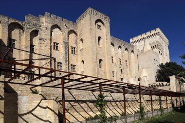 Avignon, Fransa 'daki Ortaçağ Papa' sının sarayının duvarları ve kuleleri