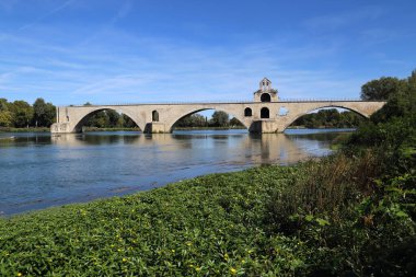 Avignon, Fransa 'daki Rhone Nehri' nin karşısındaki meşhur eski köprü.