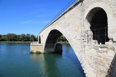 Avignon, Fransa 'daki Rhone Nehri' nin karşısındaki meşhur eski köprü.