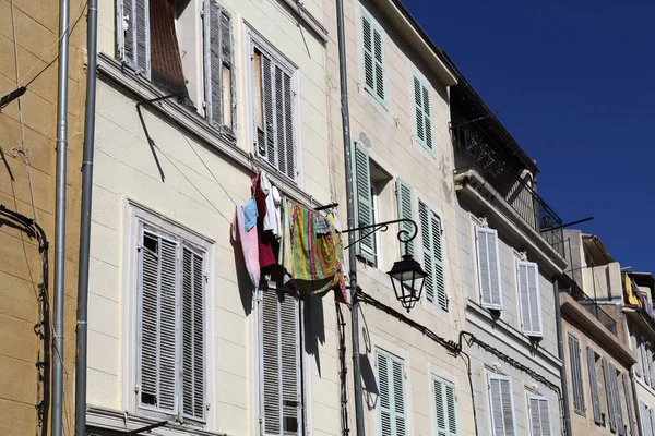 Buanderie Suspendue Fenêtre Immeuble Résidentiel Dans Vieille Ville Marseille France — Photo
